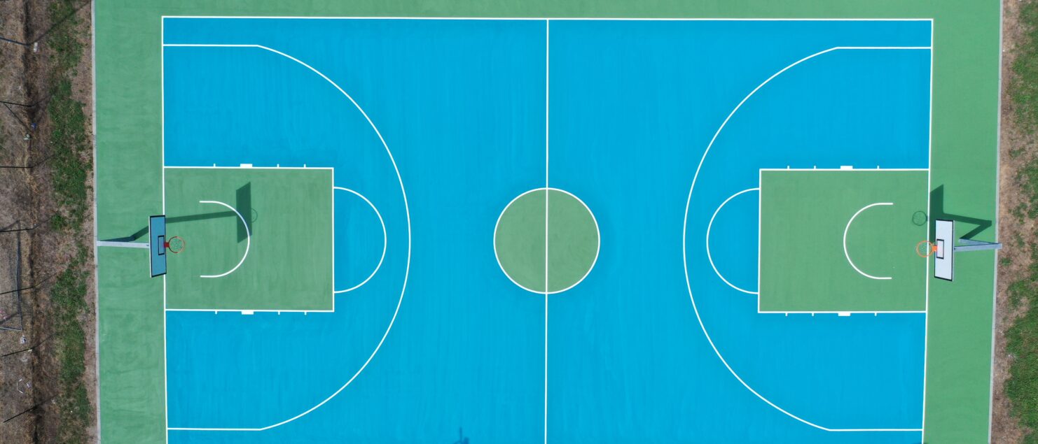 il nuovo campo da basket con la pavimentazione sportiva di colore azzurro di Pieve del Cairo