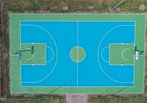 il nuovo campo da basket con la pavimentazione sportiva di colore azzurro di Pieve del Cairo