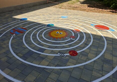 A Bergamo nasce un nuovo parco con resinatura, gomma antitrauma e giochi educativi a terra: sicurezza, fantasia e apprendimento all’aperto.