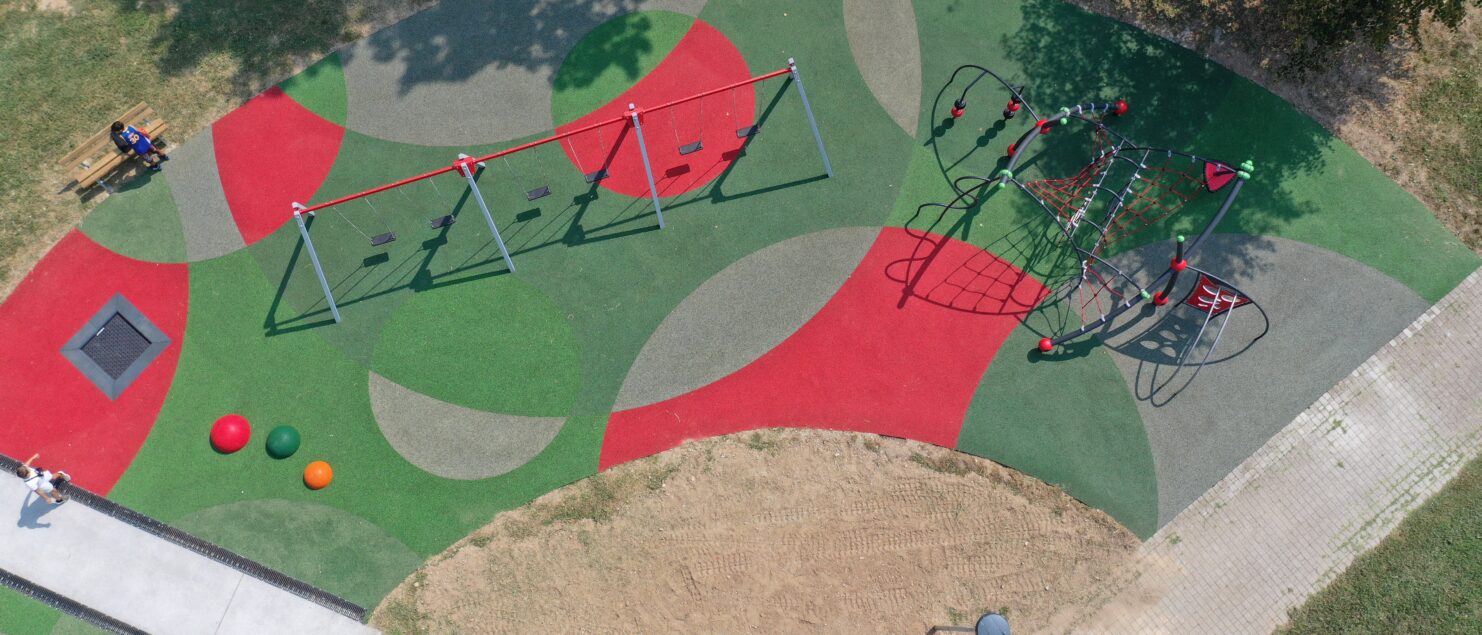 foto dall'alto della nuova area gioco attrezzata di monza