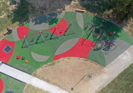 foto dall'alto della nuova area gioco attrezzata di monza